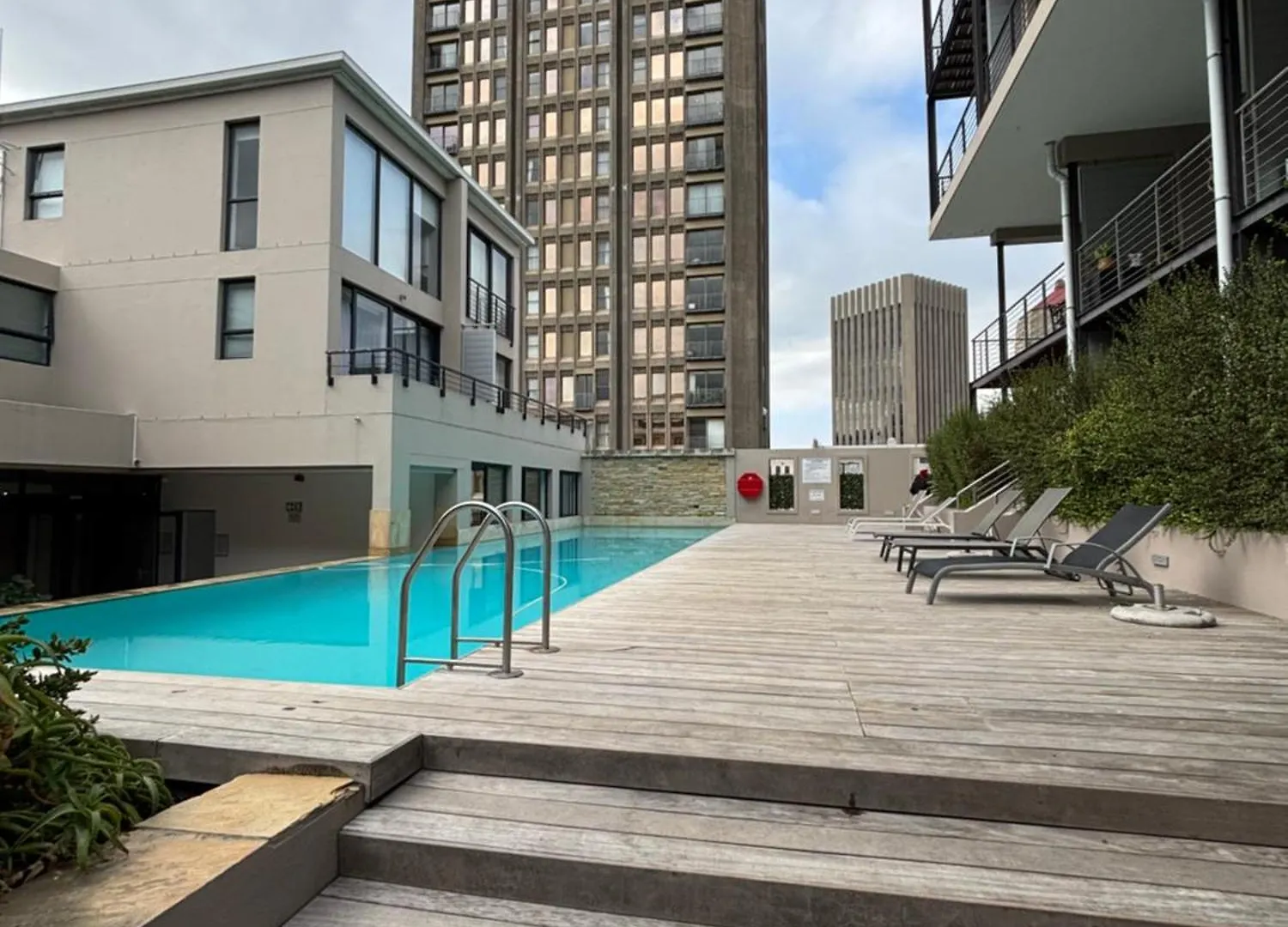 Elegant Oasis In Cape Town Cbd Pool Gym & City Views
