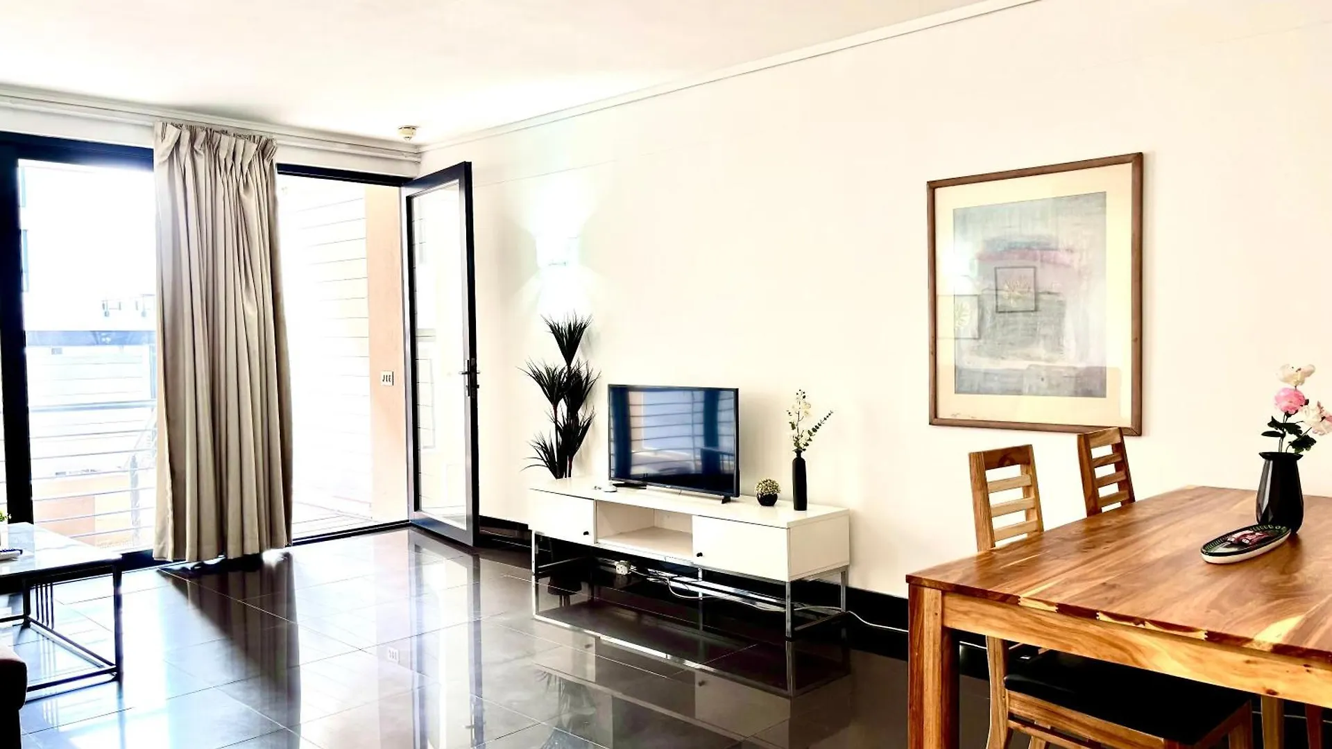 Elegant Oasis In Cape Town Cbd Pool Gym & City Views